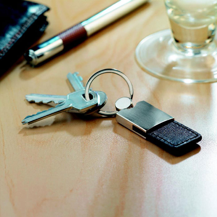 COLUMBUS - PU and metal key ring